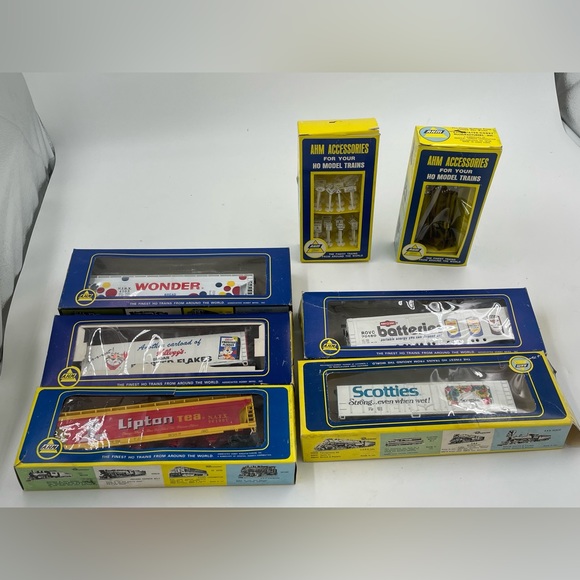 AHM train box car lot of 8 comes with 5 box cars 2...